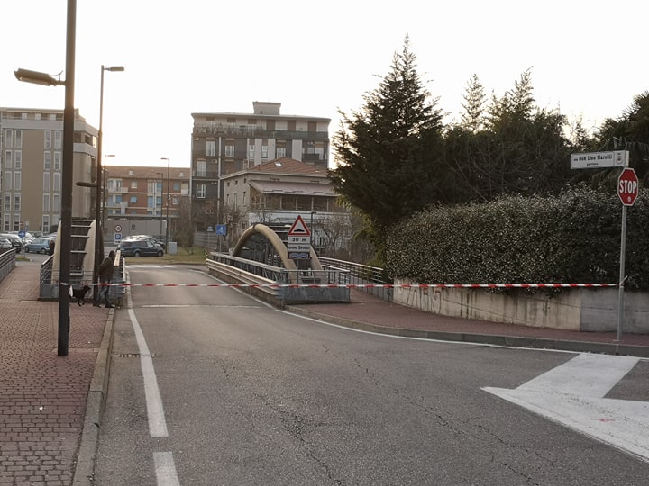 Chiuso il ponte sul fiume Seveso