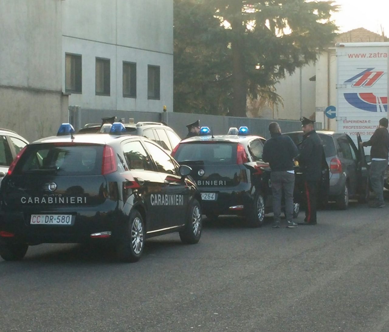 Si picchiano dopo l’incidente, Carabinieri in via Edison