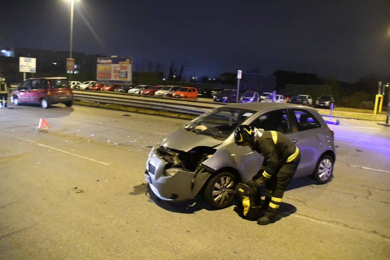 Scontro tra due auto, due ragazze in ospedale