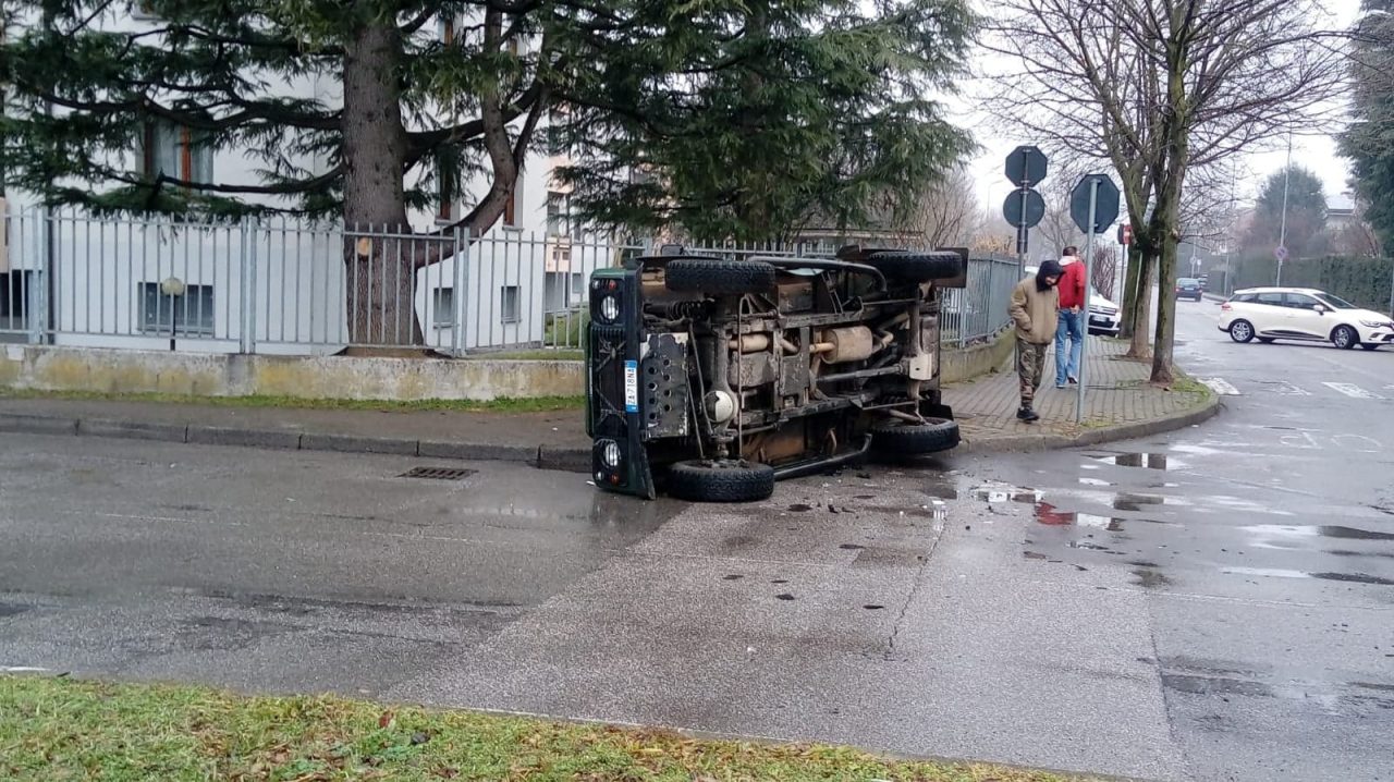 Scontro all’incrocio, fuoristrada si ribalta FOTO