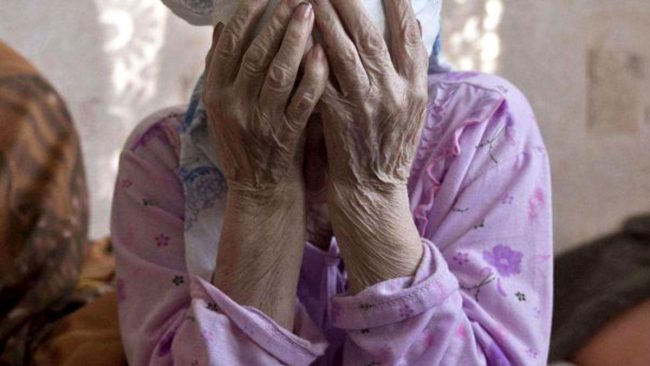 Quando il badante diventa aguzzino: ubriaco, picchia l’anziano