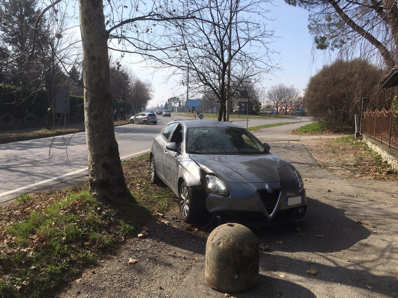 Invade la corsia opposta, provoca un frontale e poi abbatte un palo FOTO