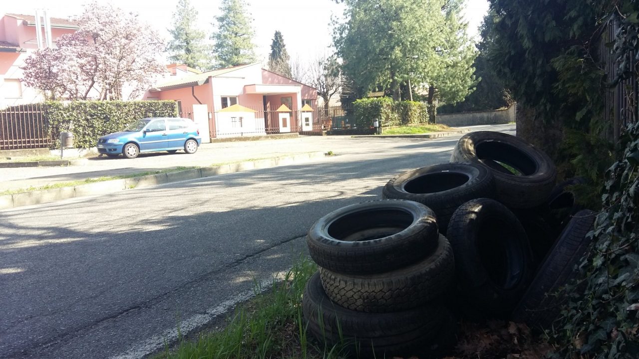 Pila di gomme abbandonata davanti all’asilo