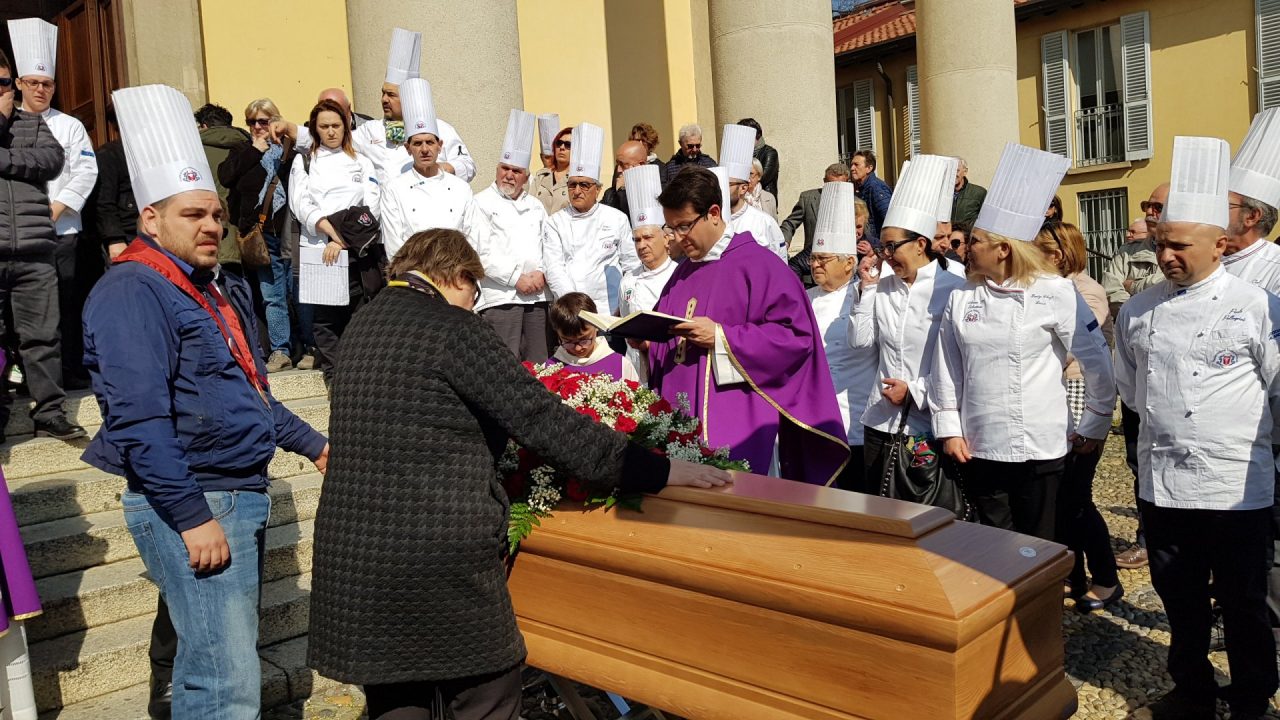 Oltre 30 chef in giacca bianca per l’ultimo saluto a Nesi FOTO