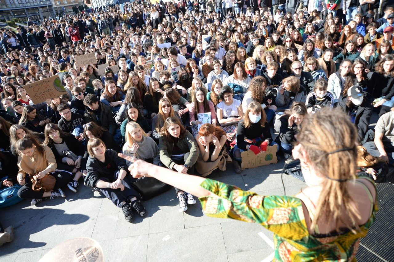 Cambiamenti climatici, migliaia di studenti in piazza: “Non c’è un altro pianeta” VIDEO