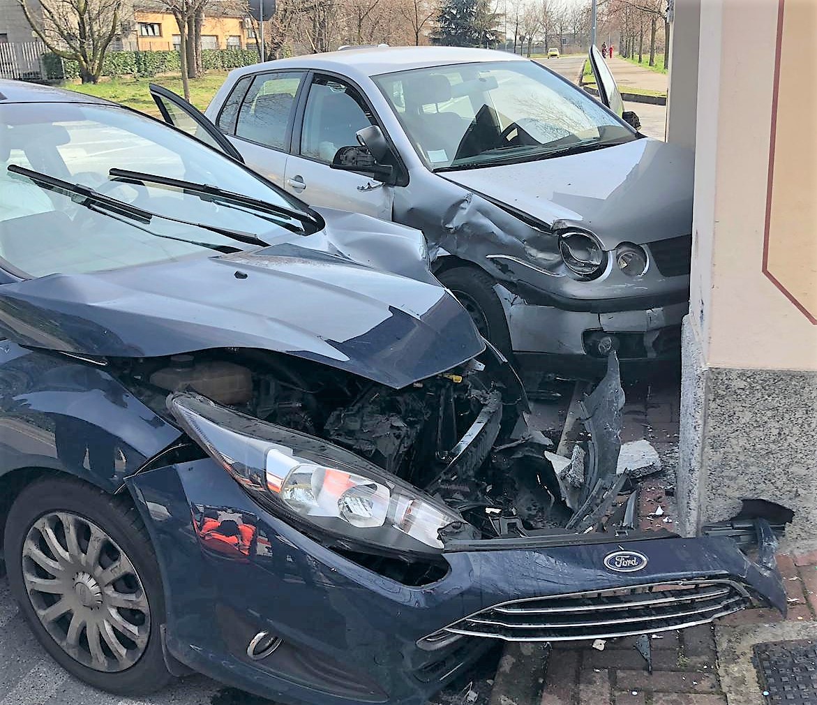 Ennesimo incidente all’incrocio, auto si schiantano contro la cappellina