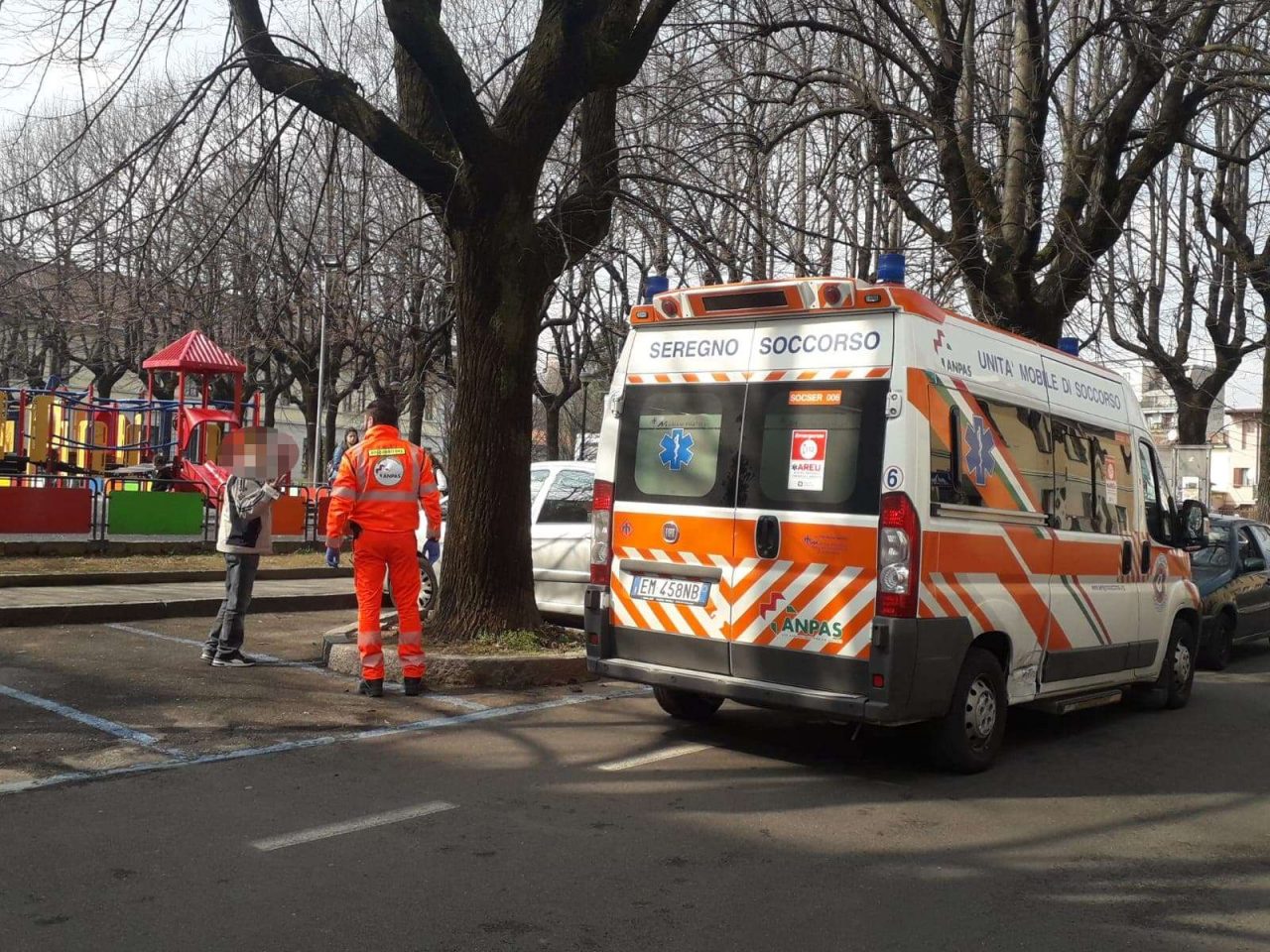 Cade al parco giochi, paura per un bimbo di 12 anni