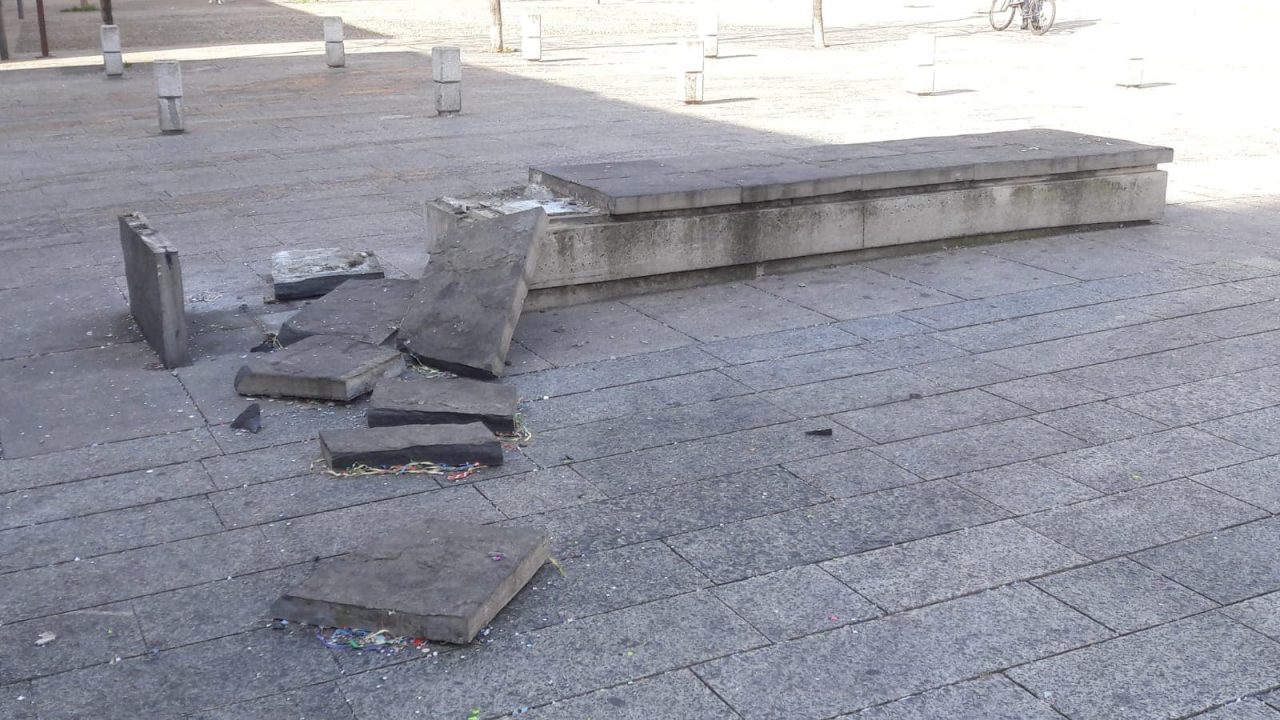 Camion in manovra distrugge il monumento ai caduti in piazza