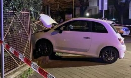 Incidente a Barlassina, auto finisce contro un cancello FOTO