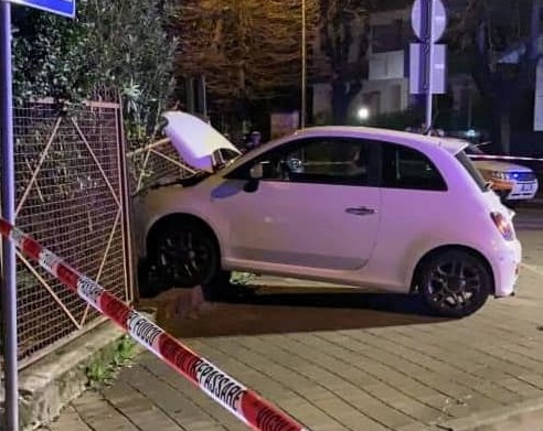 Incidente a Barlassina, auto finisce contro un cancello FOTO