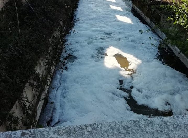 Schiuma bianca nel canale Villoresi: il Consorzio “Situazione sotto controllo”