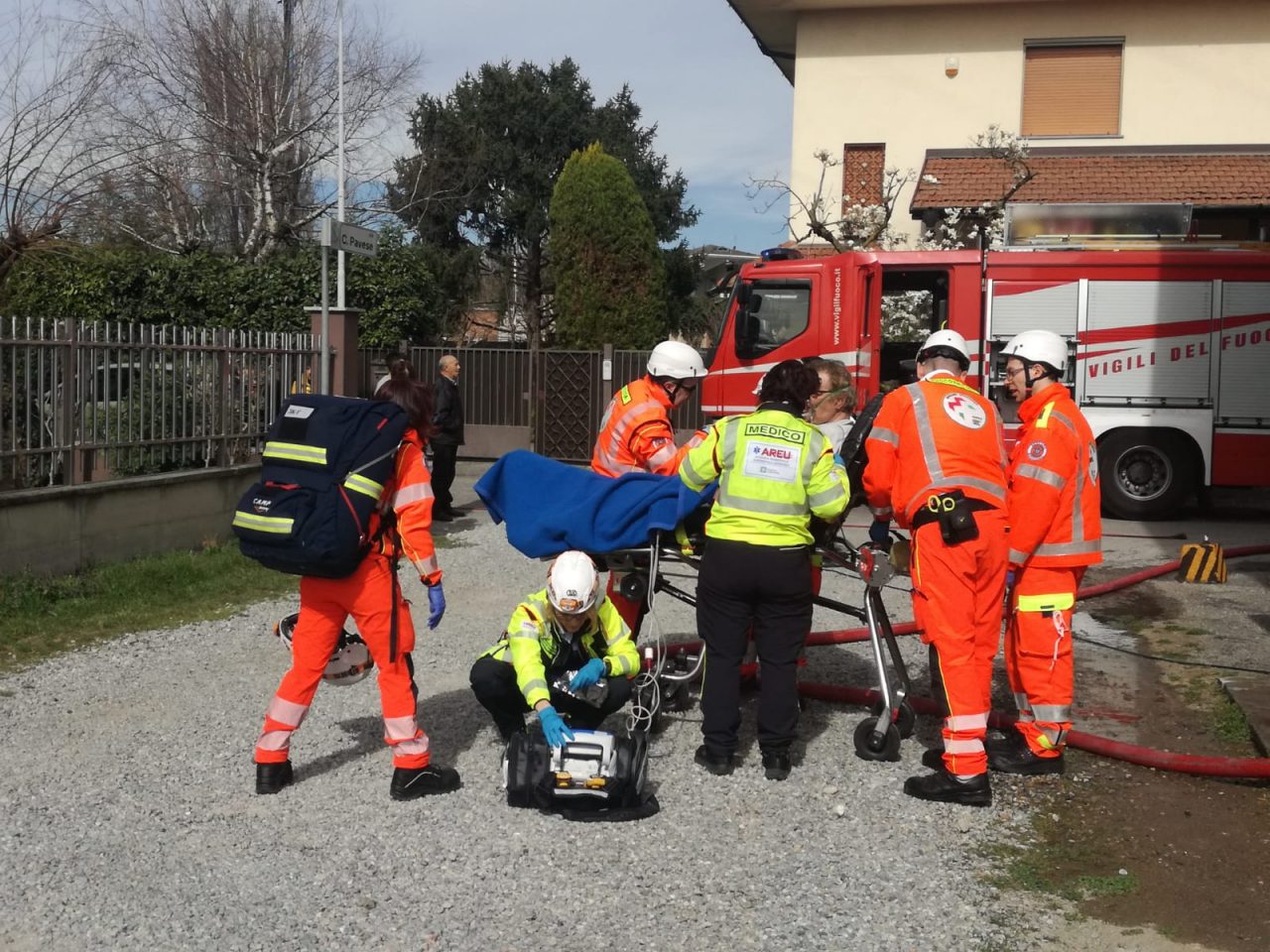 Fiamme in un appartamento, intossicato il proprietario  FOTO E VIDEO