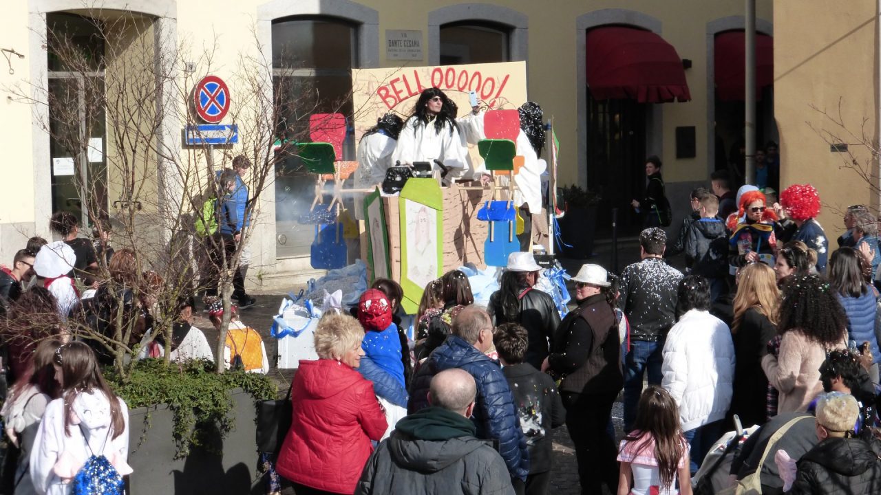 Tripudio di colori nel Carnevale di Carate FOTO