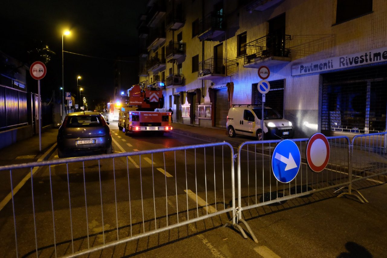 Raffiche di vento scoperchiano un tetto: via Confalonieri bloccata al traffico
