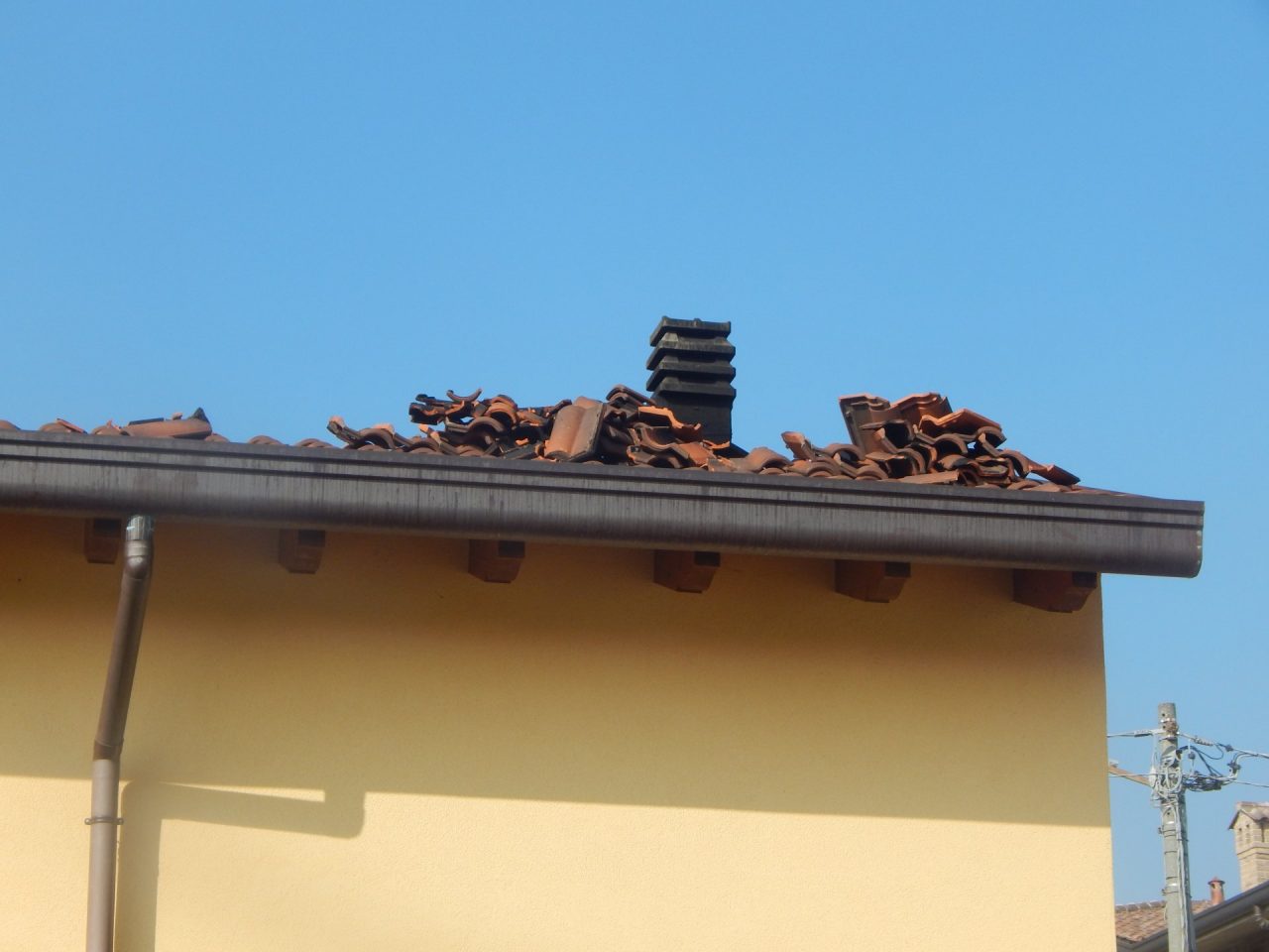 Brucia il tetto, paura a Seveso: sul posto vigili del fuoco e carabinieri