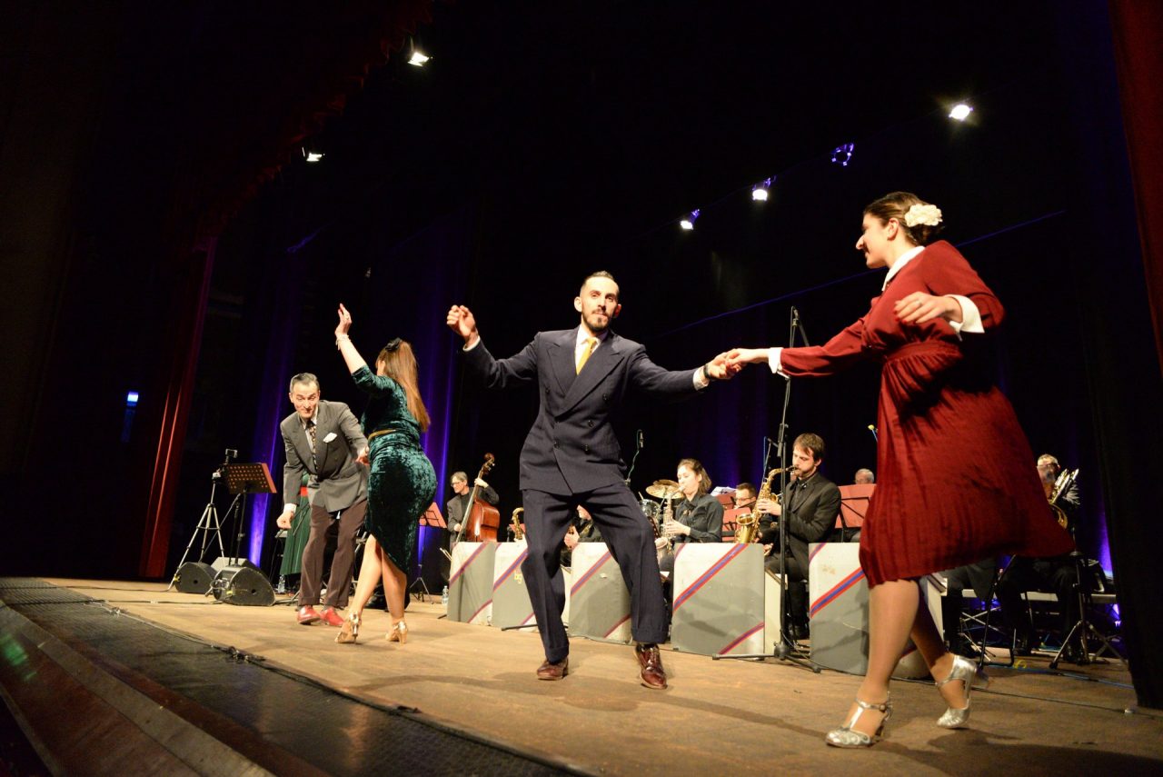Tomelleri show al Manzoni, tutto esaurito per il concerto solidale VIDEO