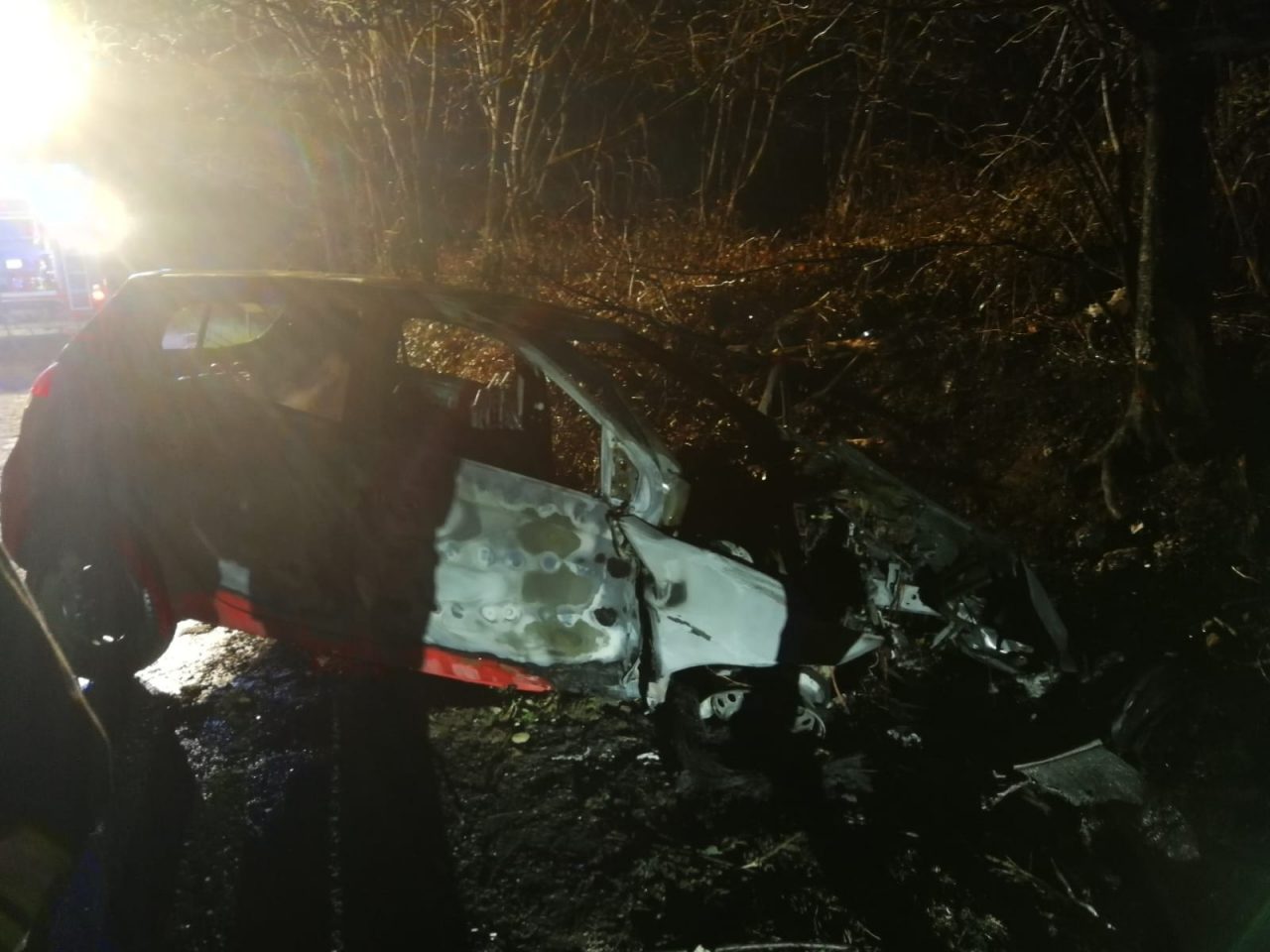 Auto in fiamme dopo l’incidente, 22enne miracolata