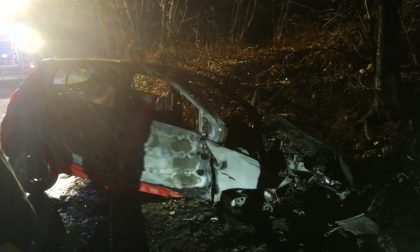 Auto in fiamme dopo l'incidente, 22enne miracolata