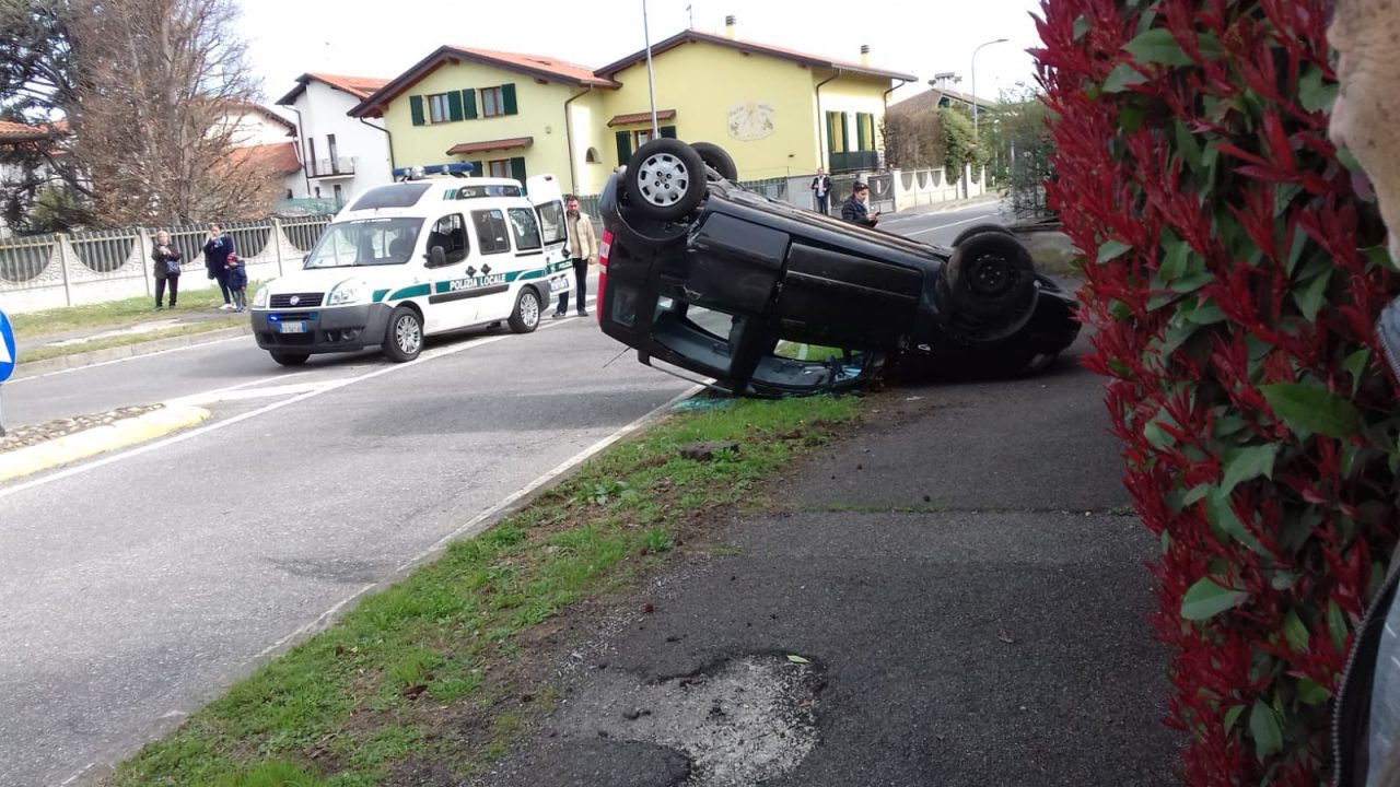 Urtato da un’auto si ribalta