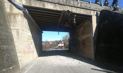Un camion ha danneggiato il ponte: chiusa la Novedratese FOTO