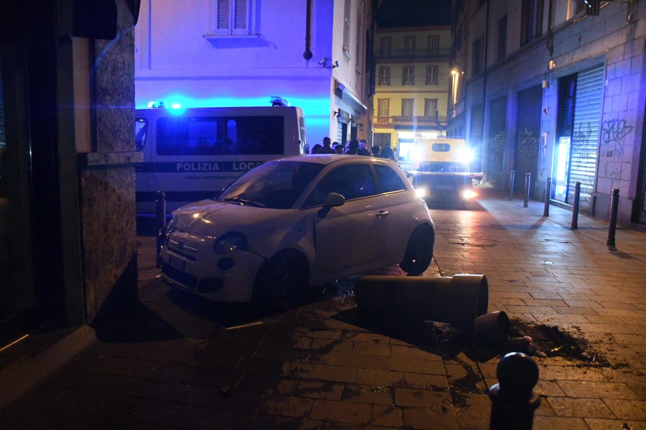 Perde il controllo dell’auto e si schianta in via de Gradi