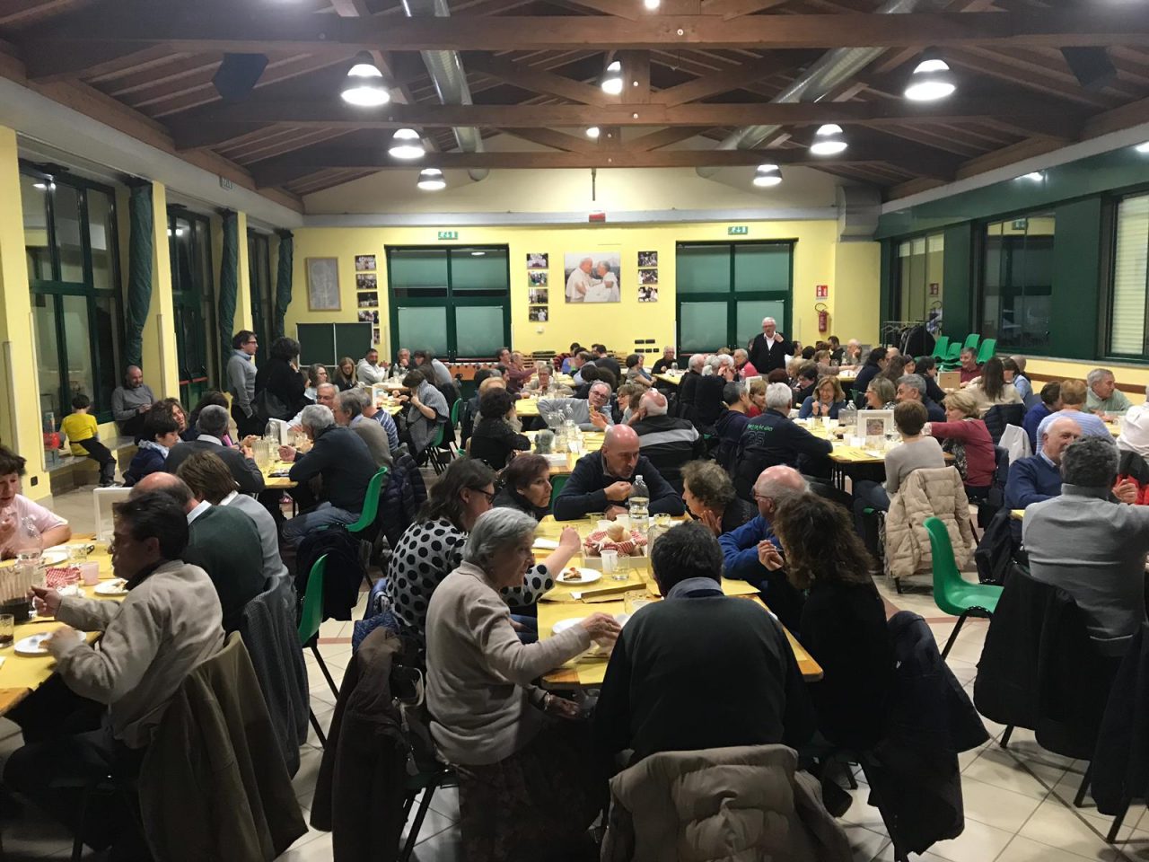 La “Cena solidale a colori” di “Vivi Mezzago” fa il pieno di consensi