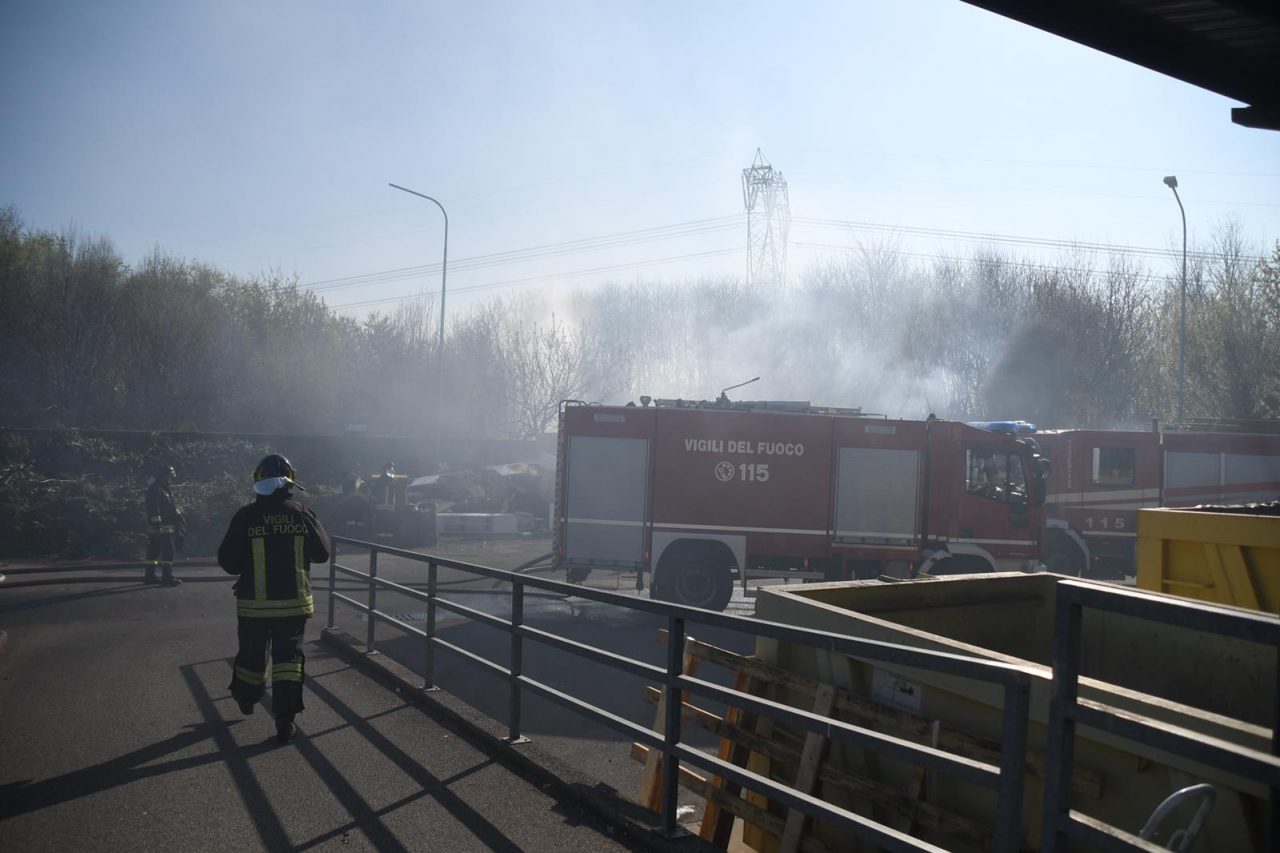 Spaventoso incendio alle porte dell’Isola Ecologica di Busnago