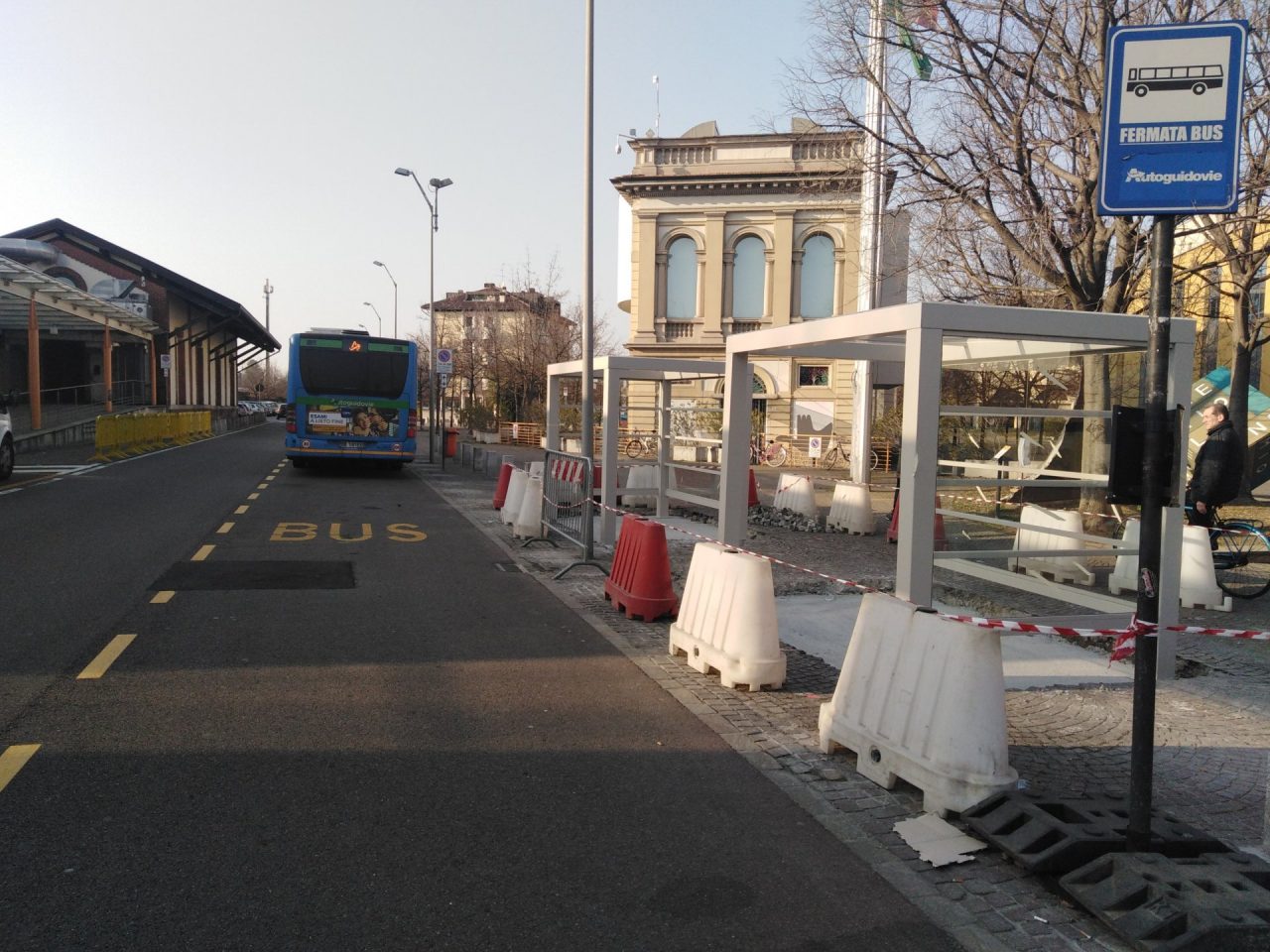 E’ polemica sulle pensiline della discordia davanti alla stazione