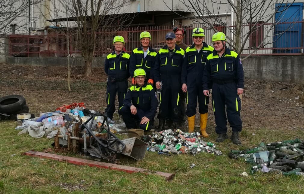 Protezione civile al lavoro nel verde deturpato dagli incivili FOTO