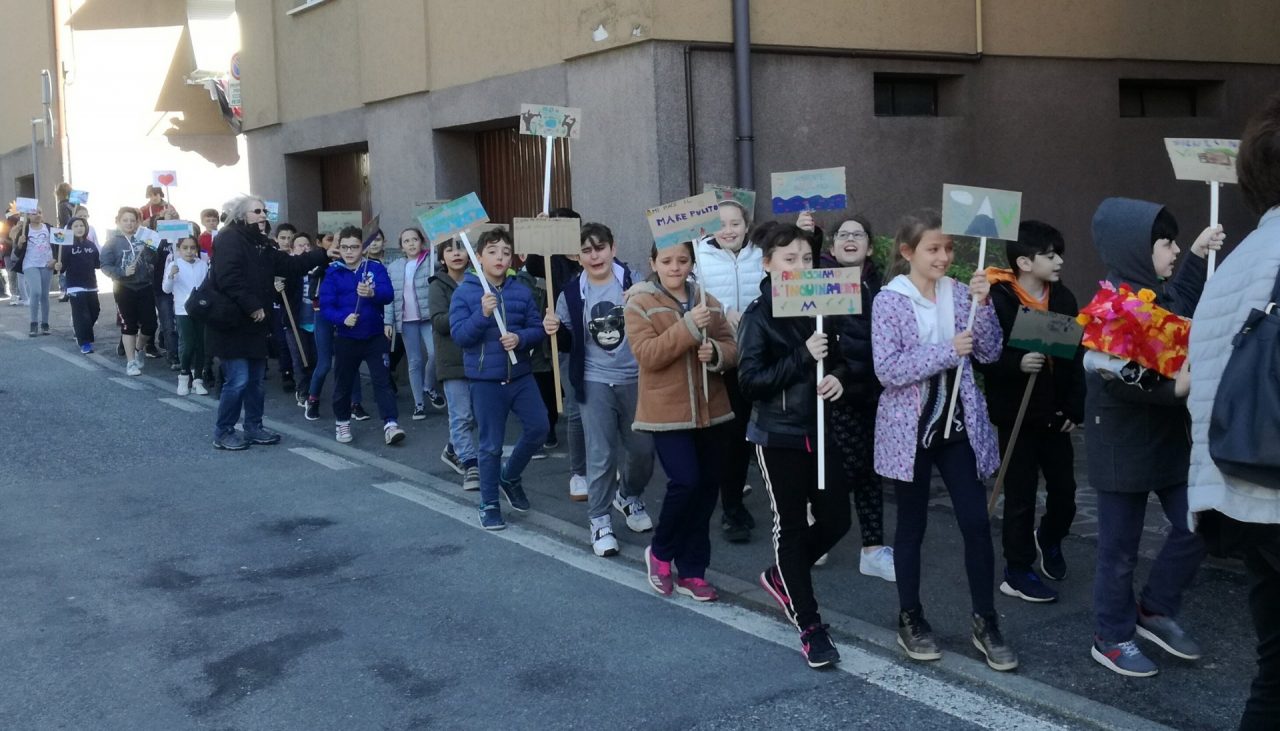 Anche gli studenti besanesi per le strade: Basta inquinare! FOTO E VIDEO