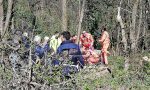 76enne schiacciato da un albero mentre taglia la legna