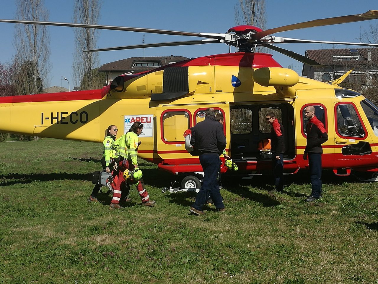 Elisoccorso nel parco dopo l’incidente all’incrocio FOTO VIDEO