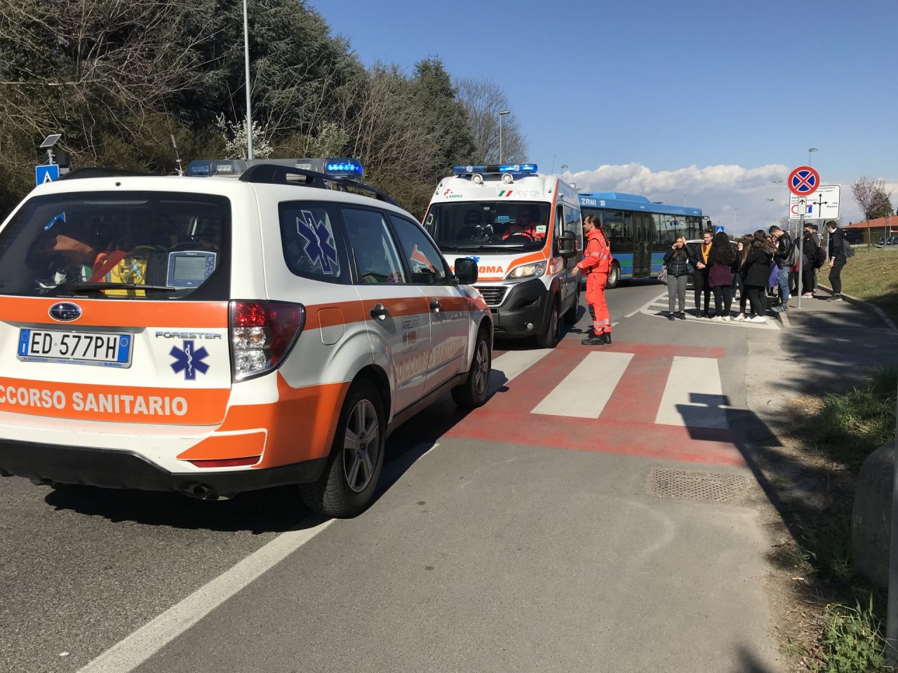 Studente travolto da un’auto all’uscita da scuola FOTO