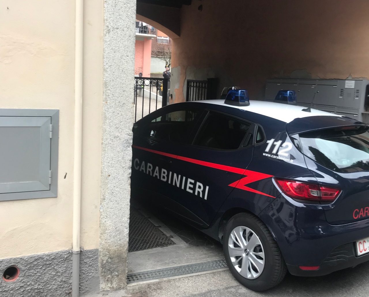 Botte tra profughi a Carate, arrivano i carabinieri
