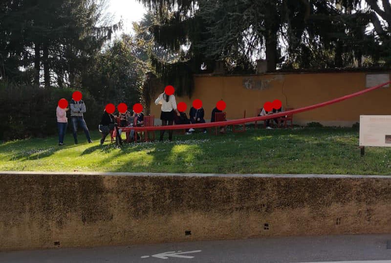 Usano l’installazione artistica per… riposare
