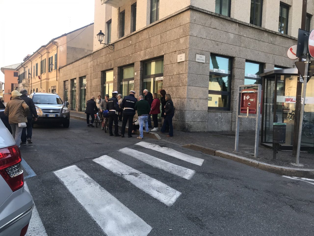 Urtata da un’auto, cade a terra con la nipotina di 2 anni
