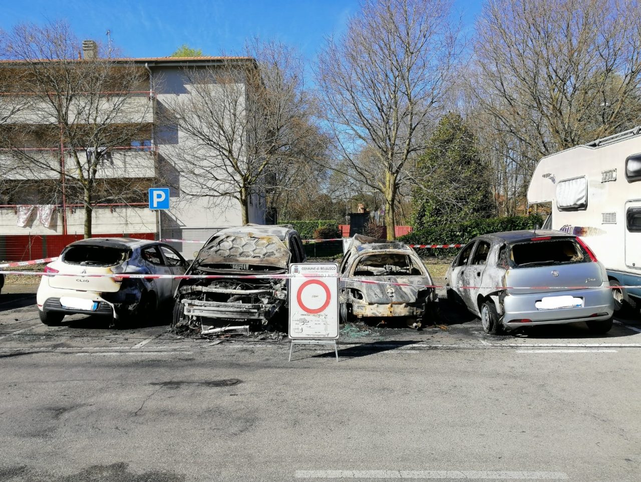 A fuoco quattro macchine in un parcheggio a Mezzago
