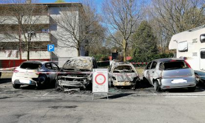 A fuoco quattro macchine in un parcheggio a Mezzago
