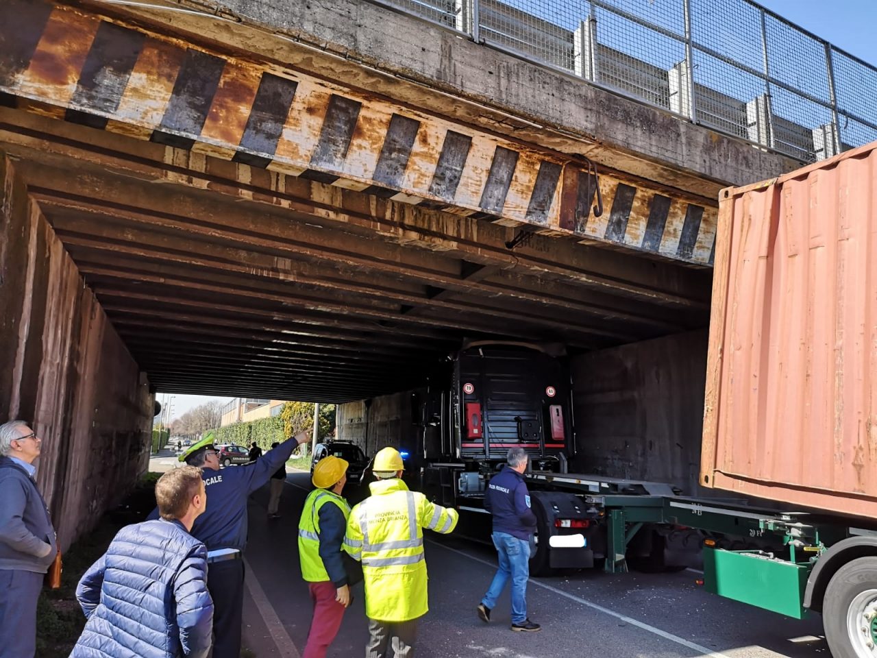 Il camion passa ma il rimorchio no: strada chiusa a Cesano FOTO