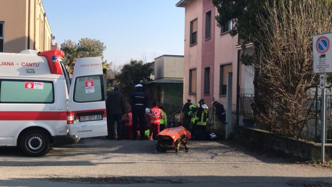 Sevesino parcheggia il furgone in pendenza, questo lo travolge