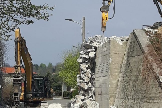 Abbattuto il ponte sulla Novedratese danneggiato dal camion
