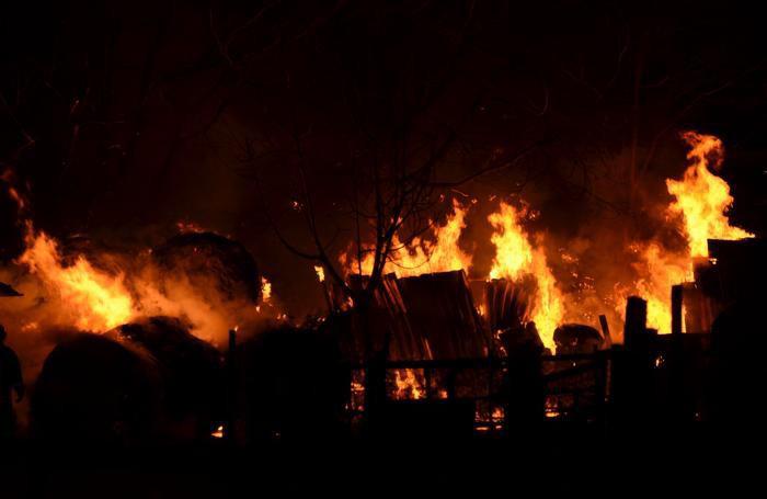 Incendio devasta una stalla, animali salvi per miracolo FOTO e VIDEO