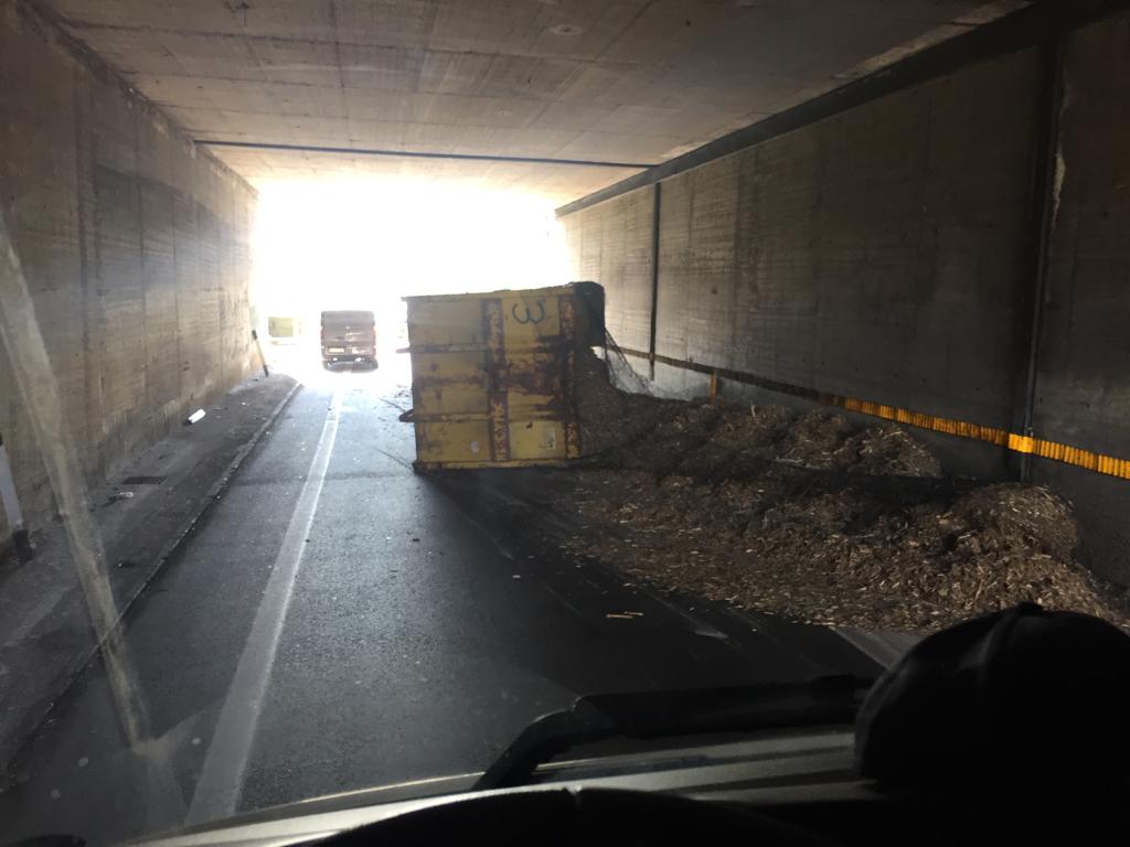 Container in strada, traffico in tilt FOTO