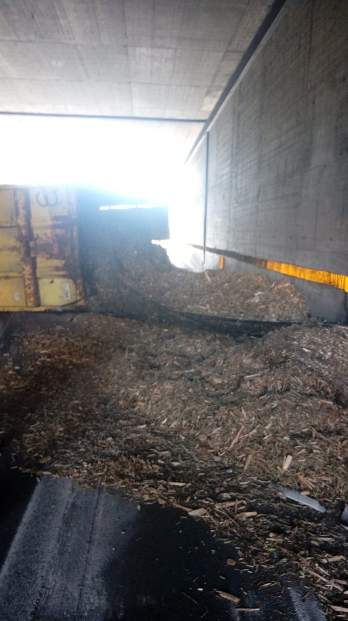 Container in strada, traffico in tilt FOTO
