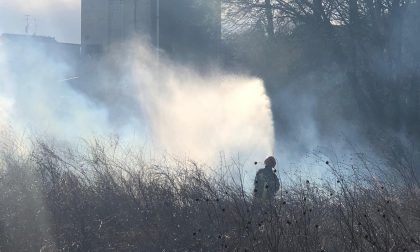 Incendio in via Lippi, Vigili del fuoco in azione FOTO