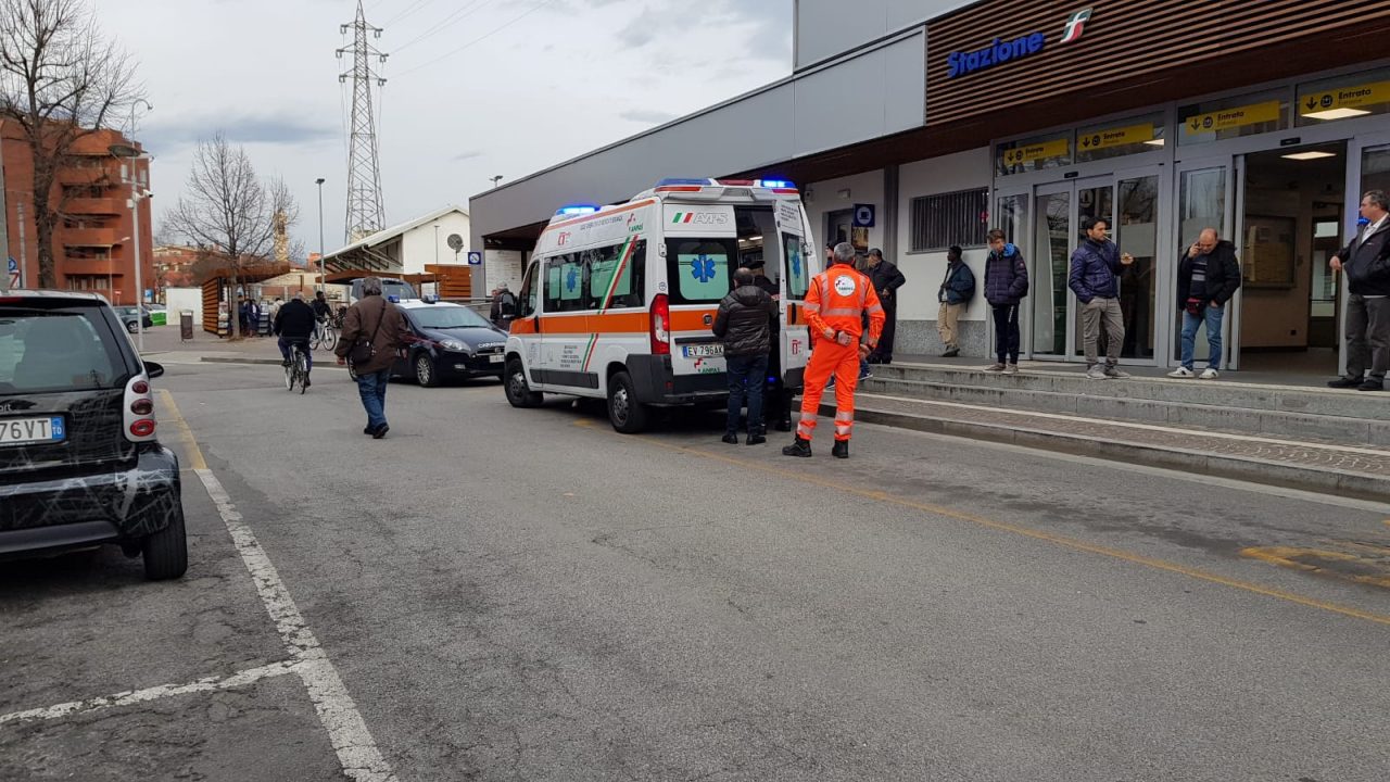 Aggredisce e ferisce due uomini in stazione FOTO
