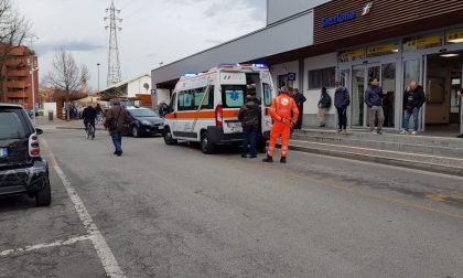 Aggredisce e ferisce due uomini in stazione FOTO