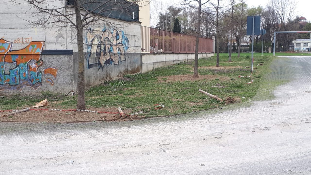 Vandalismi in piazza del mercato a Bovisio