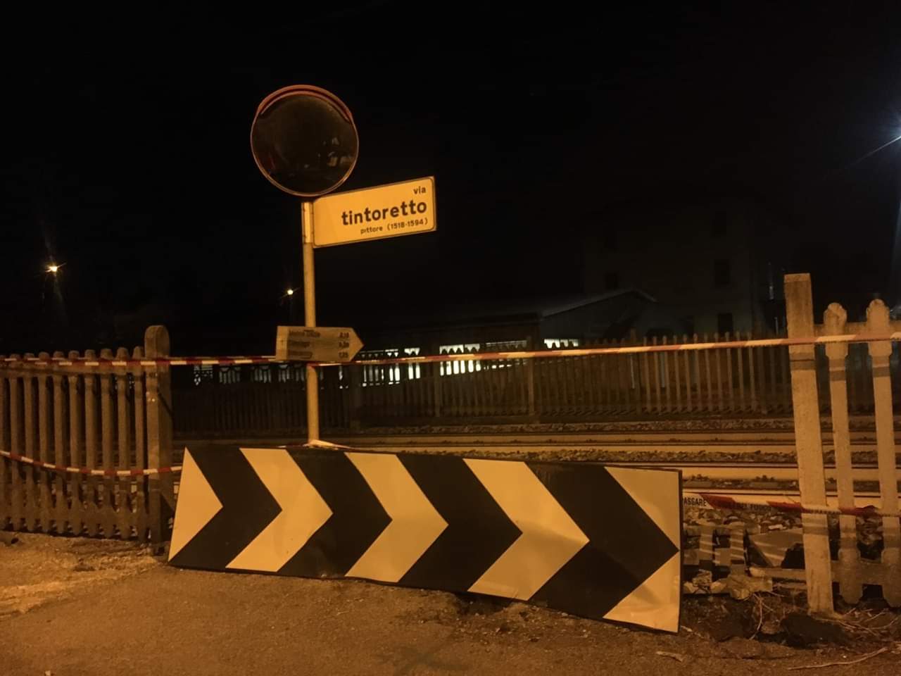 Lentate: automobilista abbatte la recinzione della ferrovia