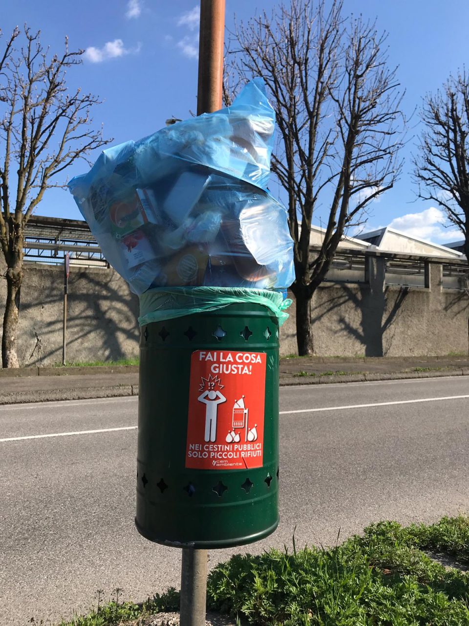 Abbandona i rifiuti nei cestini pubblici… a 300 metri dall’isola ecologica FOTO